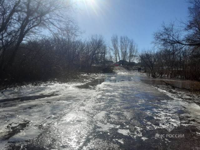 Паводок в Самарской области: в Кинель-Черкасском районе подтоплен мост