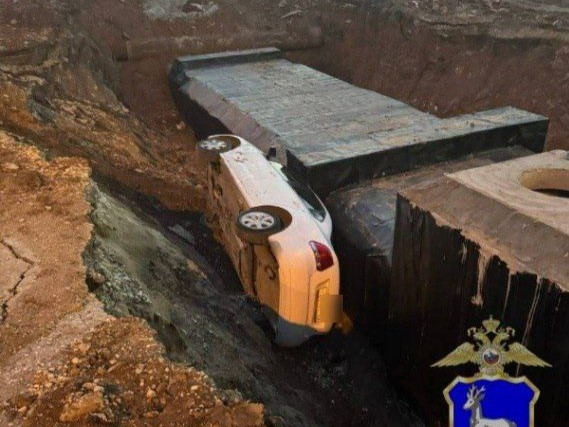 В Самаре машина упала в яму во время полицейской погони