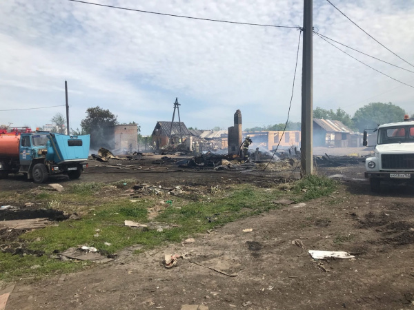 Дома сгорели дотла: фото и видео с места пожара в Яицком