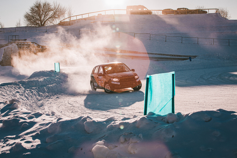 Автогонщик из Сызрани стал победителем первых ледовых стартов 2022 года