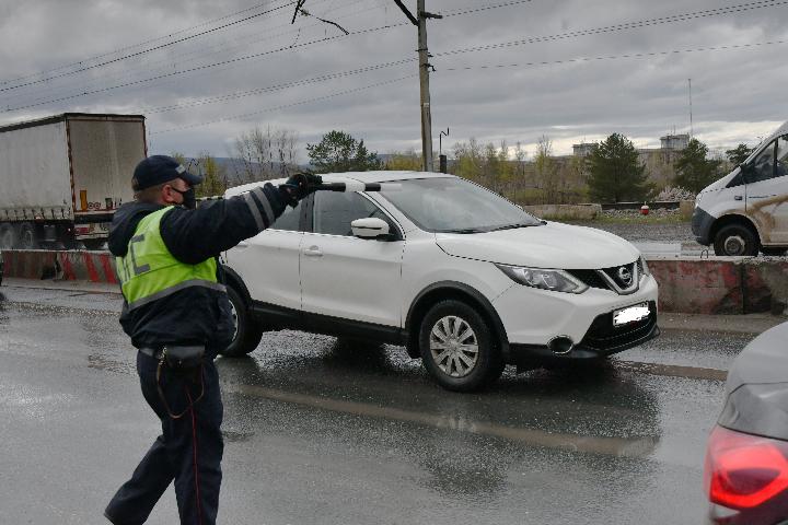 В Самарской области автомобилистка прокатила инспектора ДПС на капоте и попала под суд