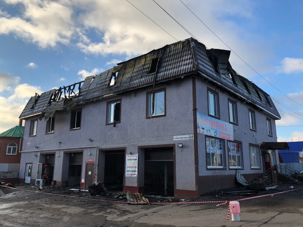 "Чудом спасли соседей": хозяин сгоревшей незаконной гостиницы может владеть и другими домами 