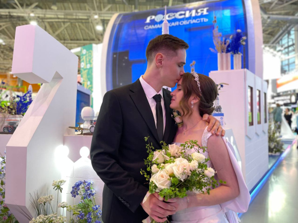 Молодожены из Самарской области готовятся вступить в брак на выставке Россия