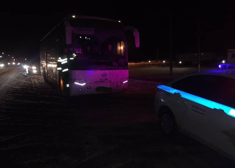 В Самарской области сотрудники ГИБДД вытащили автобус с 55 пассажирами из снега