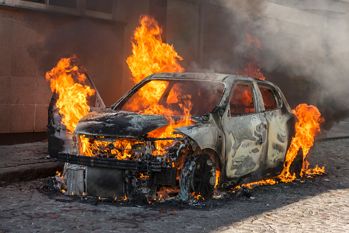 Житель Новосибирской области сжег автомобиль соседа из-за женщины