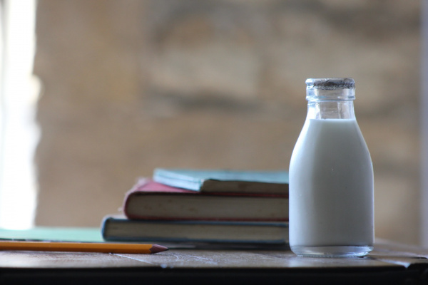 Жителям Самарской области рассказали, чем отличается вес от объема покупного молока