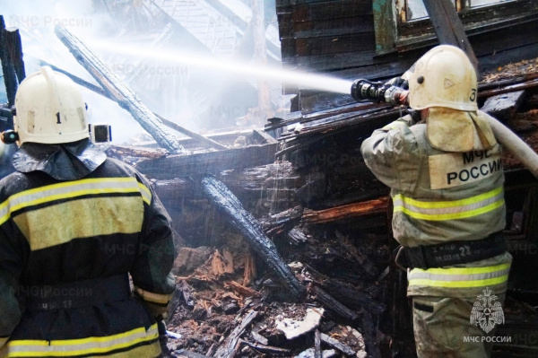В Самаре на 9-й Просеке горит дом на площади 250 кв. метров