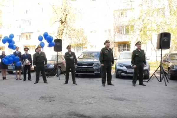 Для 94-летнего участника Сталинградской битвы "Волжские казаки" устроили концерт во дворе дома