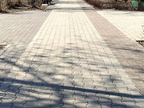 Жители Нового Сарбая благоустраивают парк в память о защитниках Отечества