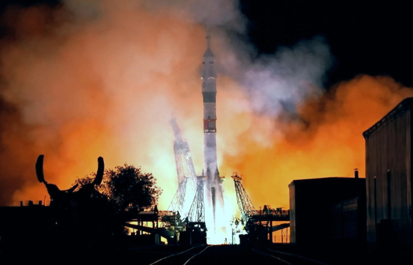 Дмитрий Азаров поздравил самарского космонавта с новым рекордом