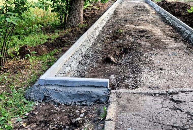 В селе Камышла обновляют пешеходную зону на улице Победы