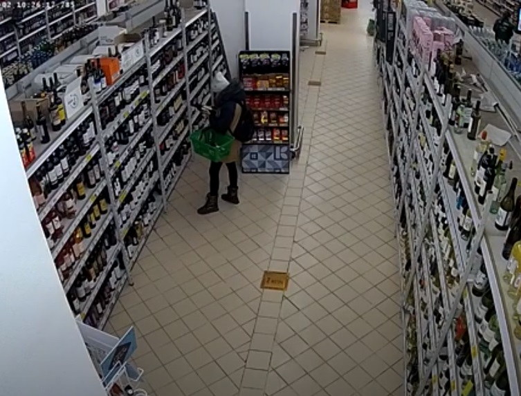 В Самаре девушка в маске пыталась ограбить магазин на пр. Кирова