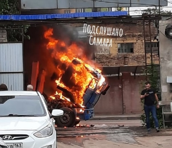 В Самаре на Революционной у грузовика на ходу загорелась кабина