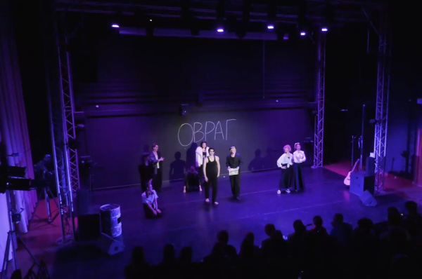 В Самаре учебный театр "Дирижабль" представил мюзикл "Собаки"
