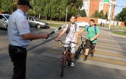 Самарским велосипедистам напомнили, как пересекать дорогу по пешеходному переходу.