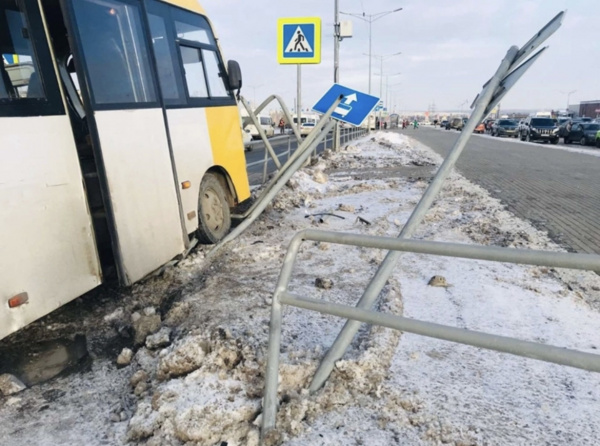 На 18-м км Московского шоссе пассажирский автобус врезался в ограждение