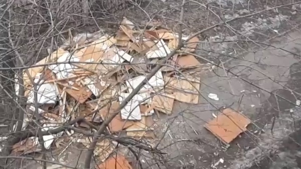 Старая мебель летела с 4-го этажа: житель Сухой Самарки устроил свалку под собственными окнами