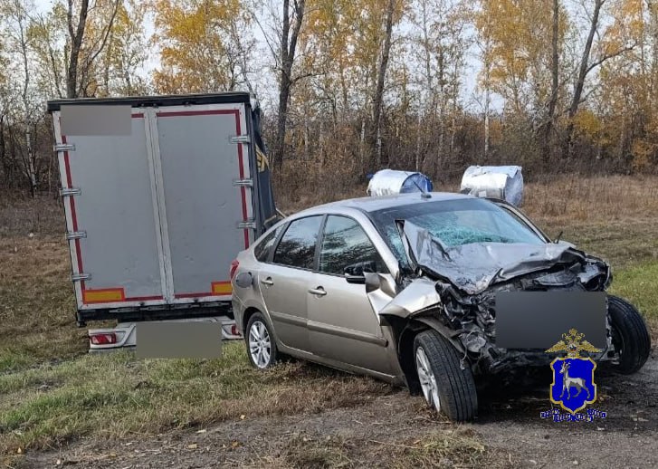 В Самарской области погиб водитель "Рено" после столкновения с фурой