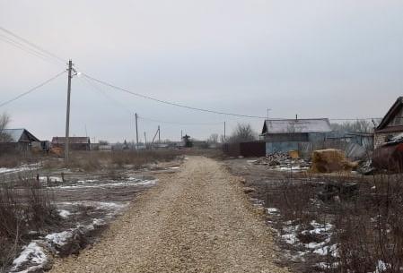 Почти новогодний подарок: после жалоб в соцсетях в Безенчукском районе отсыпали дорогу