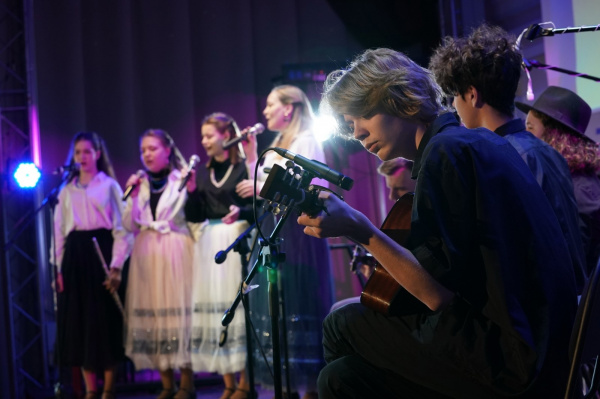 Новое звучание народной песни: в Самаре выступили ведущие фольклорные коллективы города