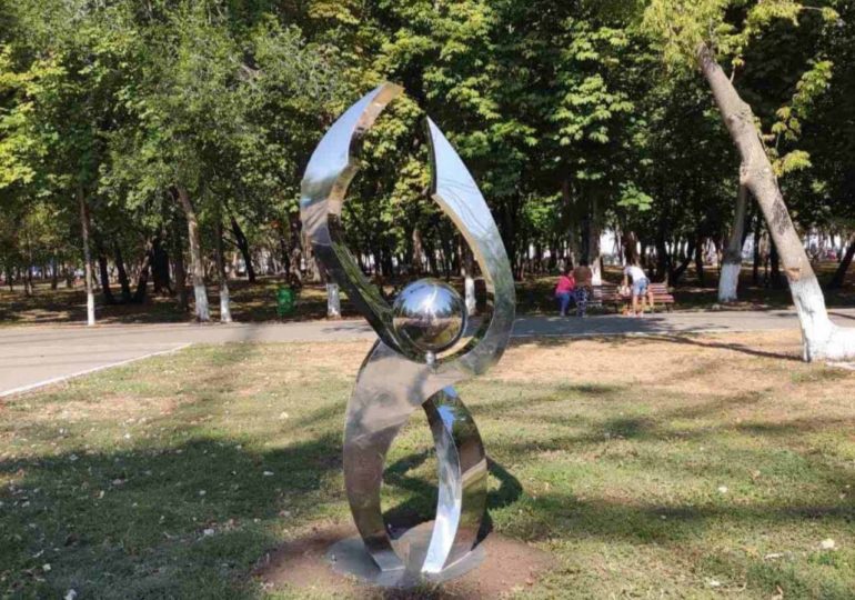 В Самаре установили космическую скульптуру "Бесконечность" в парке Гагарина