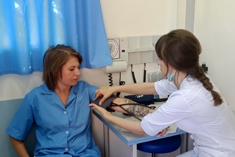 В Чапаевске оказывают помощь в мобильном медицинском комплексе 