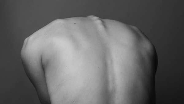 Привычка сутулиться: психологи объяснили, как опущенные плечи влияют на качество жизни