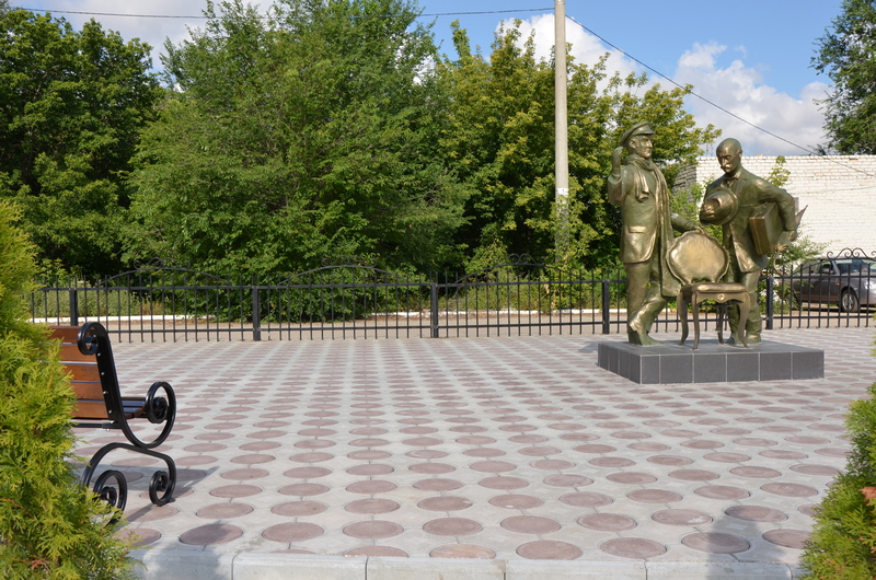 На привокзальной площади Безенчука появились скульптуры героев книги "12 стульев" 