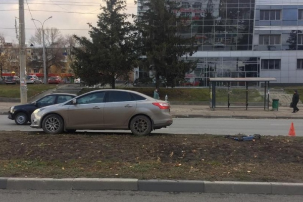 В Самаре у станции метро водитель сбил ребенка на самокате