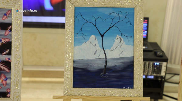 Искусство без границ: в Москве открылась выставка тольяттинского художника, который лишился рук