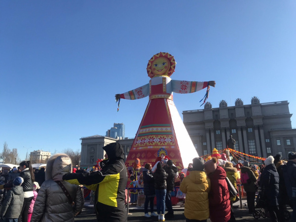 С блинами да песнями: в Самаре прошли масленичные гуляния