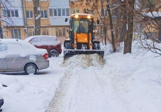 В Самарской области дороги расчищают от снега больше 300 спецмашин