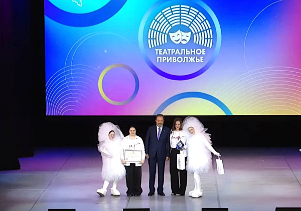 Игорь Комаров наградил победителей и лауреатов фестиваля "Театральное Приволжье" из Самарской области 