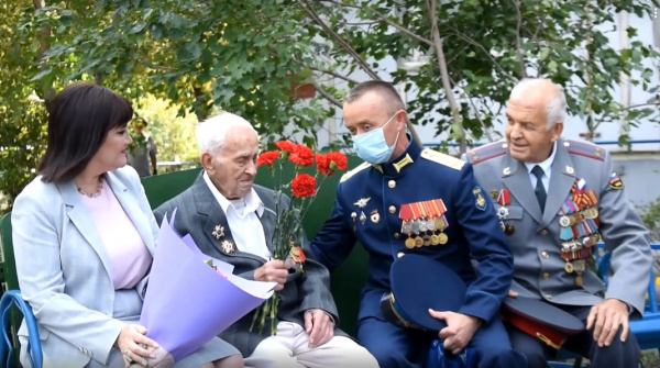 В Тольятти у дома 99-летнего участника битвы на Курской дуге устроили мини-концерт