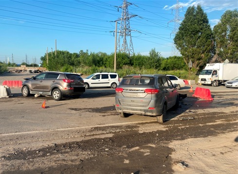 В Самаре водитель иномарки влетел в ограждение и кроссовер