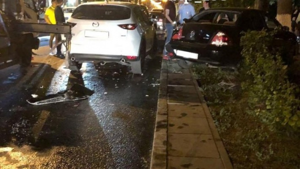 Забыл убрать опору: в Самаре эвакуатор протаранил иномарки