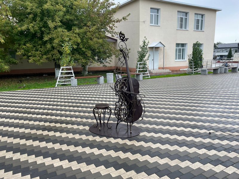 На главной улице села Приволжье установили кованую виолончель 