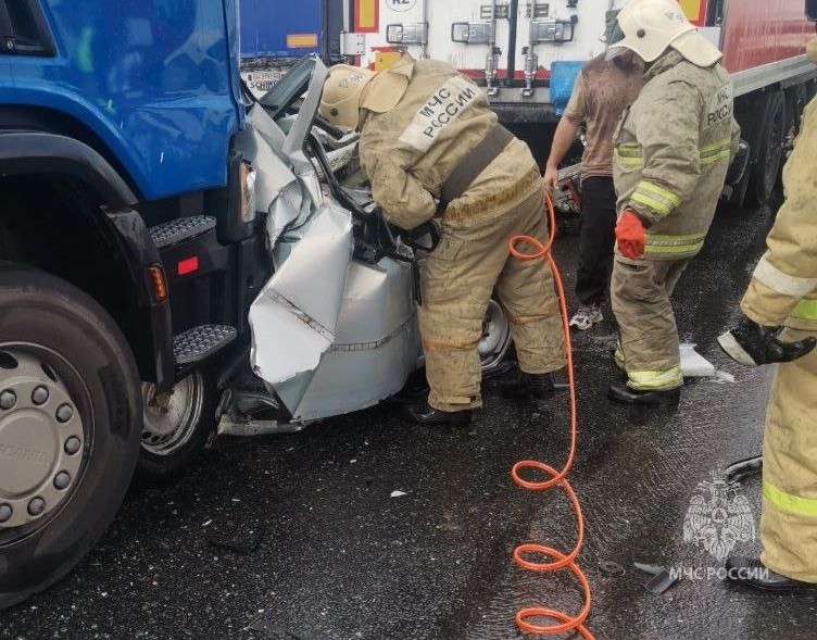 В Самарской области в массовом ДТП с двумя фурами и тремя легковушками погибли взрослые и дети