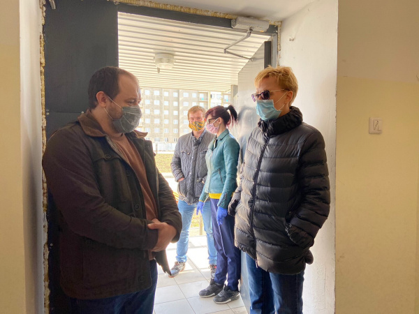 Елена Лапушкина проинспектировала дезинфекцию подъездов в Самаре