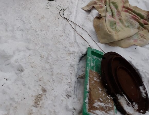 Двое самарцев пытались на глазах коммунальщиков увезти на санках крышку колодца