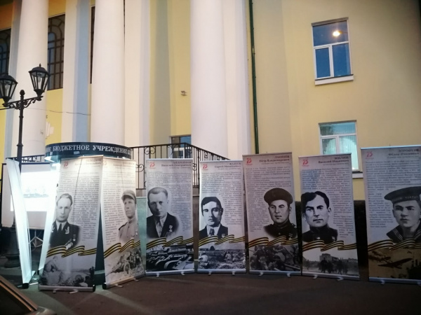 По улицам Тольятти "путешествует" мобильная аллея Героев