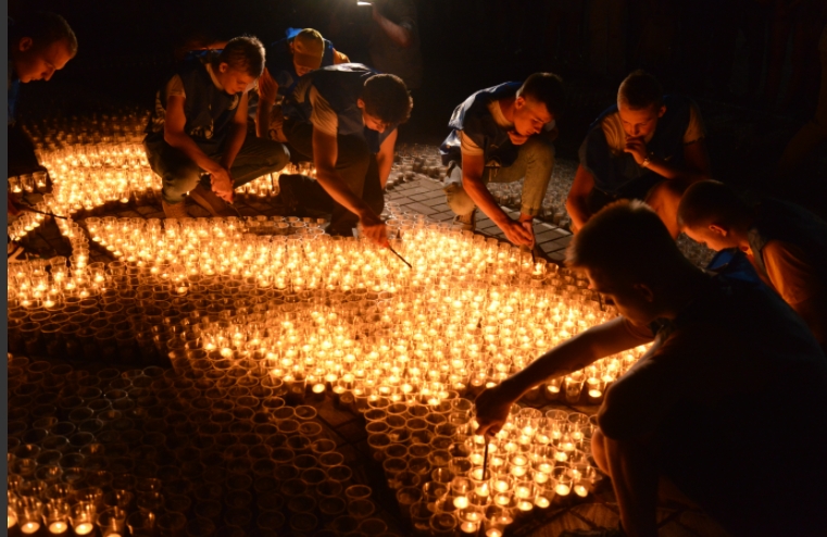 Тысячи свечей, огненный Ил-2 и минута молчания: жители и активисты "Единой России" почтили память героев Великой Отечественной войны