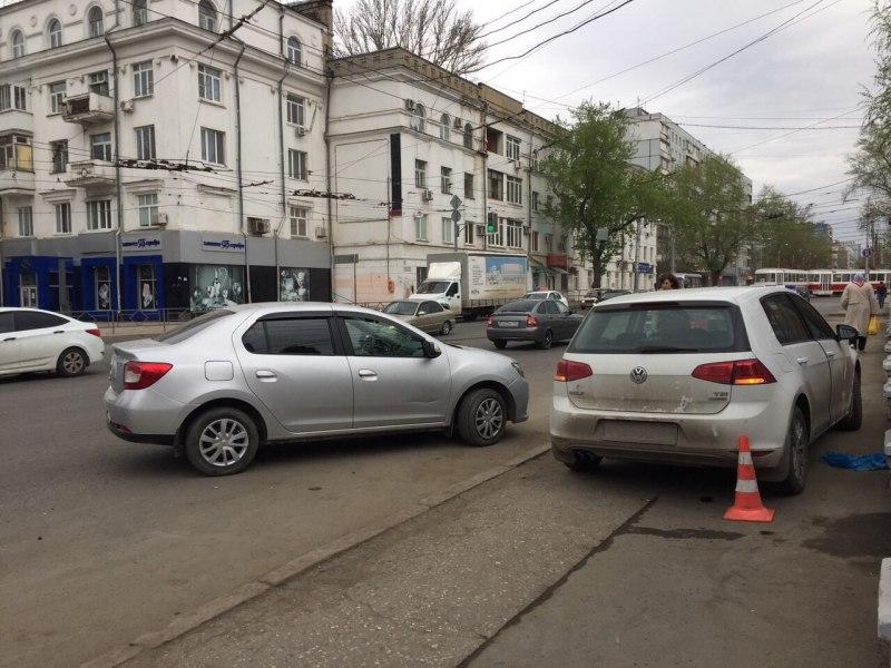 Volkswagen сбил двух пешеходов на перекрестке Полевой и Мичурина в Самаре