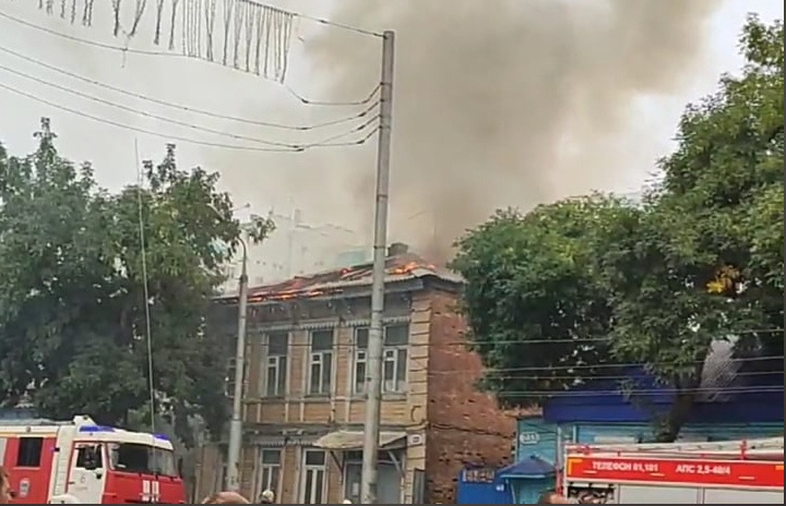 В центре Самары горит двухэтажный дом