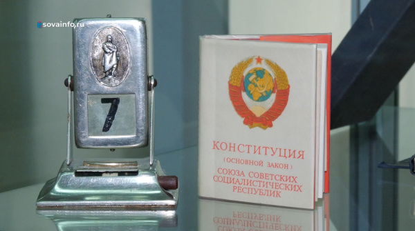 В Самаре на выставке к 100-летию СССР показали редкие афиши, фотоальбомы, значки и марки