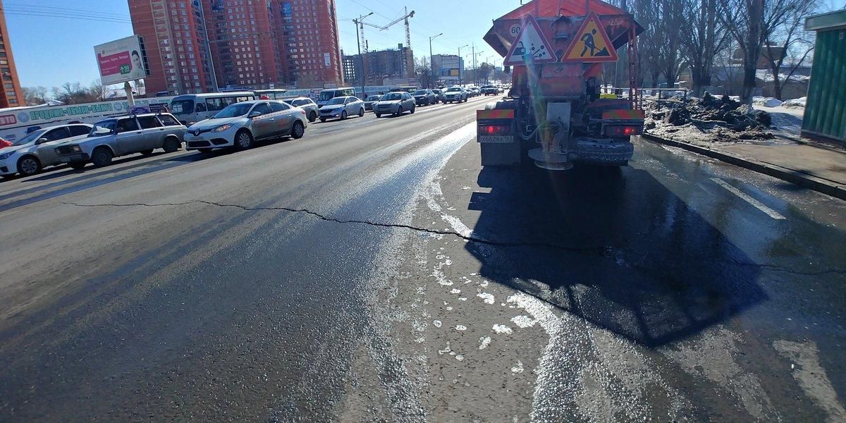 На Московском шоссе в Самаре появилась большая поперечная трещина