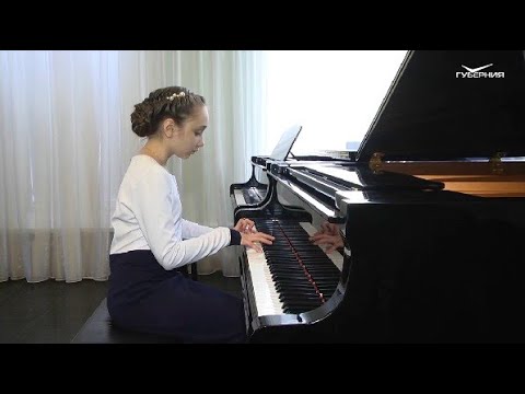 Ученики самарской музыкальной школы сыграли классику для Деда Мороза