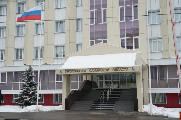 В Самаре пьяный мужчина испортил мусорку, перила и входную стеклянную дверь алкомаркета