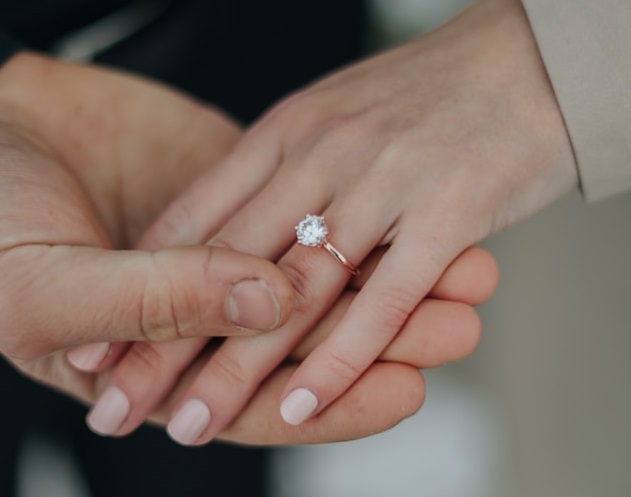 Полицейский сделал предложение своей девушке во время построения на плацу