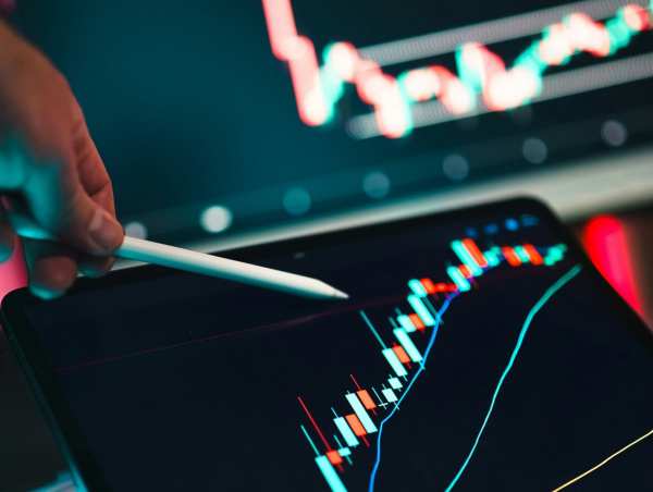 Финансовый эксперт Дмитрий Семенов рассказал, как инвестировать в золото